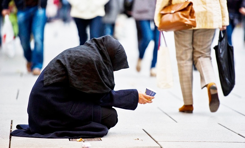 توزيع أدوار.. ابتزاز عاطفي وأشكال تحيل جديدة..   التسوّل يتحوّل إلى "مهنة".. ودخل البعض يتجاوز 150 دينارا يوميا